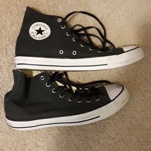 Men converse